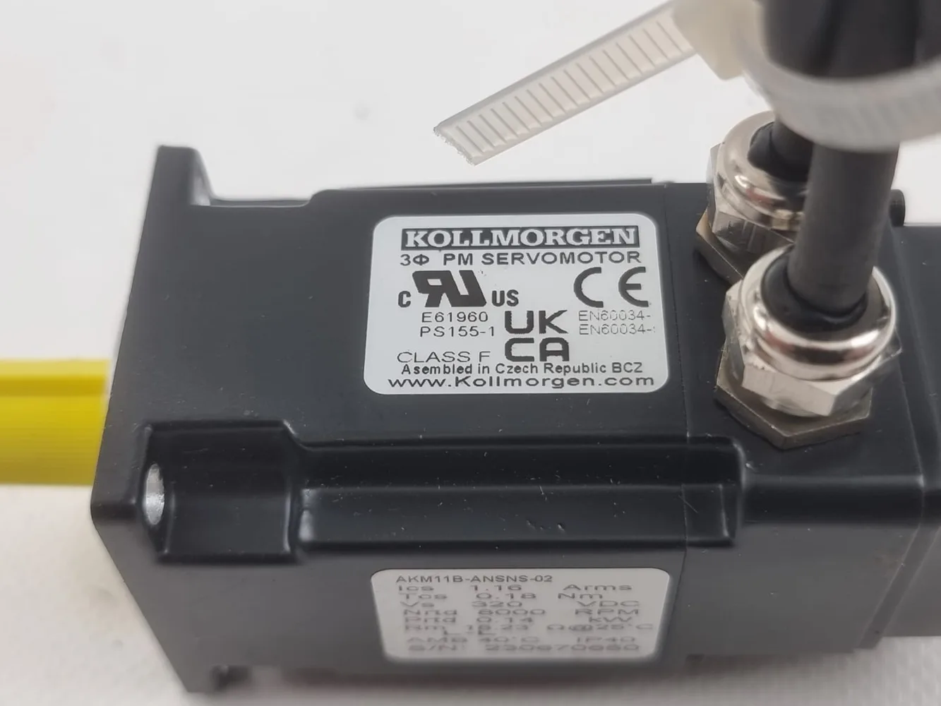 *New* Kollmorgen AKM11B-ANSNSNS-02 Servo Motor + 2 cable connectors
